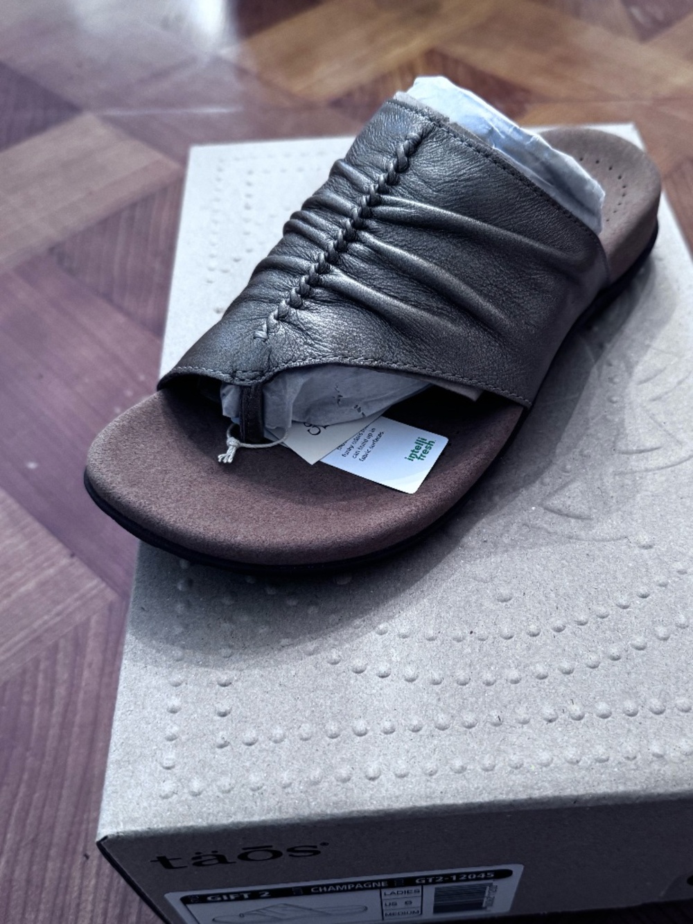 Taos  Gift 2 sandal SZ 6